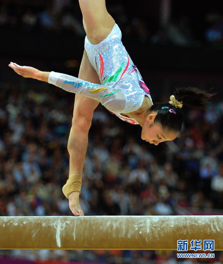 Китаянка Дэн Линьлинь завоевала 'золото' Олимпиады в Лондоне по спортивной гимнастике в упражнении на бревне с результатом 15,600 балла и принесла китайской спортивной делегации 33-ю золотую медаль
