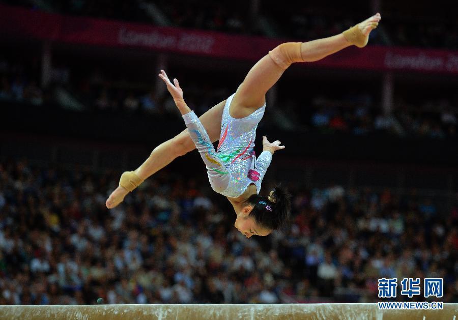 Китаянка Дэн Линьлинь завоевала &apos;золото&apos; Олимпиады в Лондоне по спортивной гимнастике в упражнении на бревне с результатом 15,600 балла и принесла китайской спортивной делегации 33-ю золотую медаль