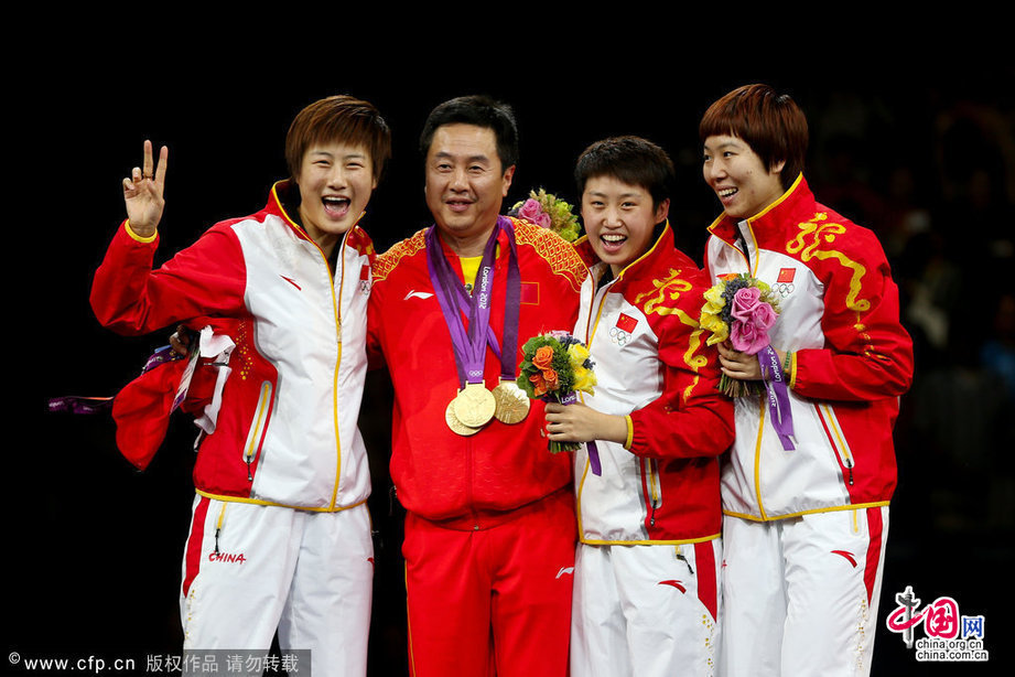 Женская команда Китая по настольному теннису в очередной раз завоевала золотые медали на Олимпиаде в Лондоне в командных соревнованиях, обыграв японскую команду со счетом 3:0.