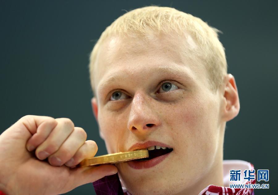 Россиянин Илья Захаров завоевал золотую медаль на лондонской Олимпиаде в прыжках в воду с 3- метрового трамплина с результатом 555,90 балла.
