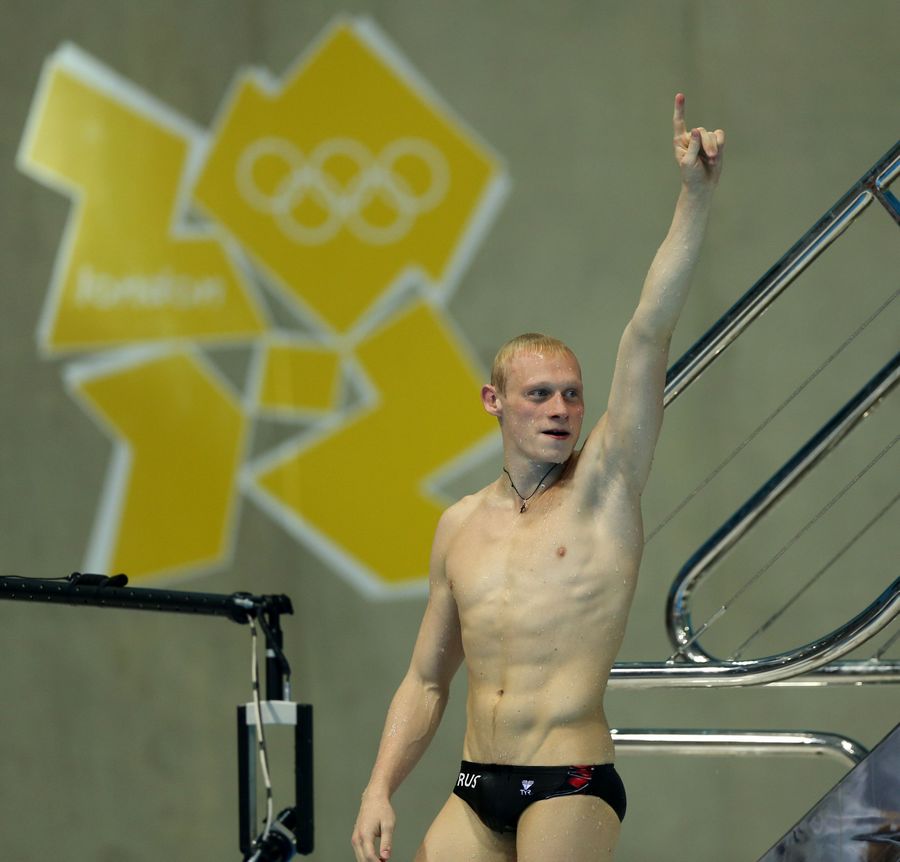 Россиянин Илья Захаров завоевал золотую медаль на лондонской Олимпиаде в прыжках в воду с 3- метрового трамплина с результатом 555,90 балла.