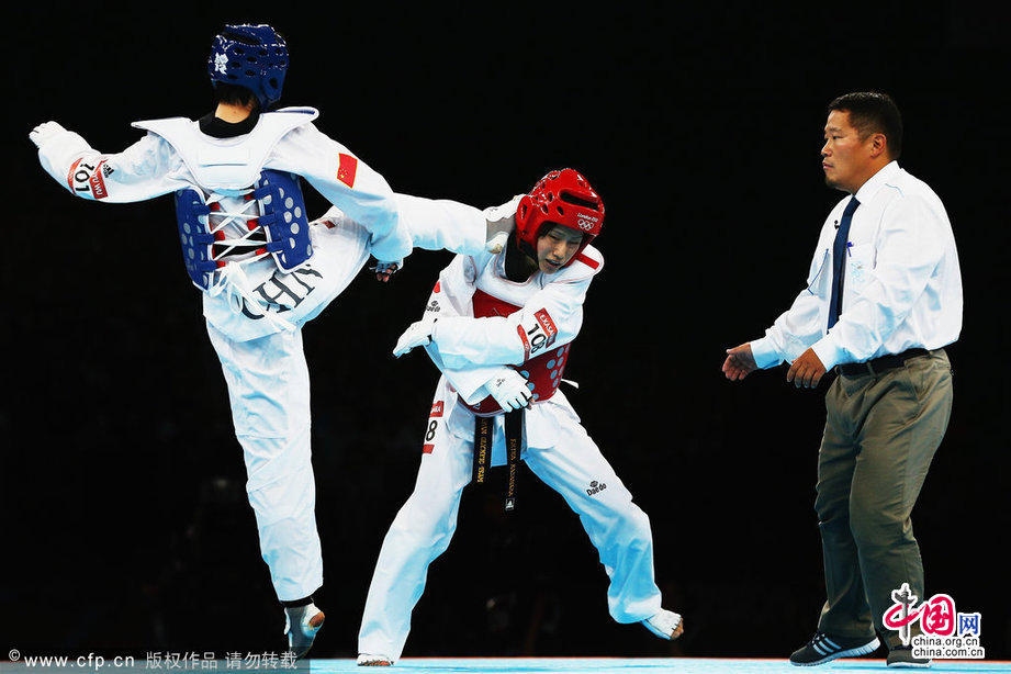 Китайская девушка У Цзинъюй завоевала золотую медаль в соревнованиях по тхэквондо в весовой категории до 49 кг на Олимпиаде в Лондоне.
