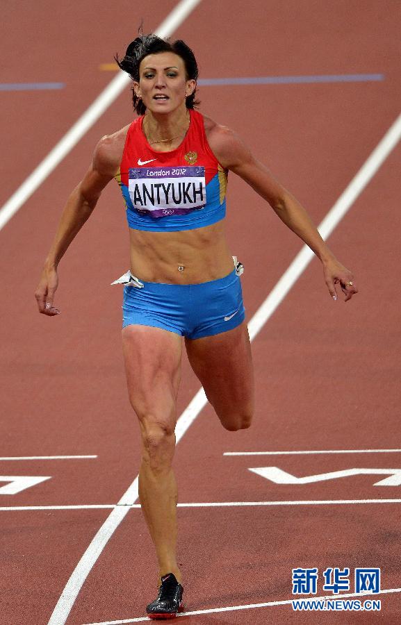 Россиянка Наталья Антюх стала олимпийской чемпионкой в беге на 400 м с барьерами. В финале она показала результат 52,70 секунды.