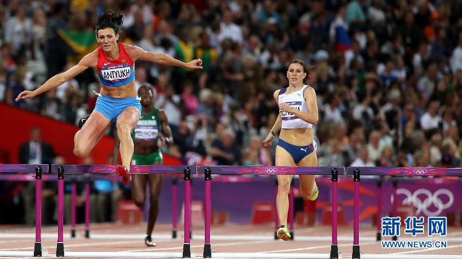 Россиянка Наталья Антюх стала олимпийской чемпионкой в беге на 400 м с барьерами. В финале она показала результат 52,70 секунды.