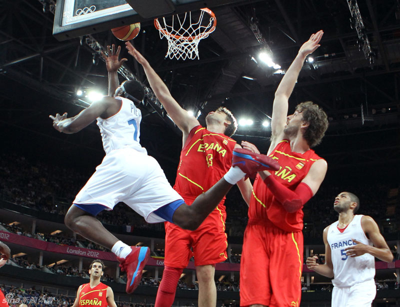 9 августа рано утром по пекинскому времени стартовало третье соревнование четверти финала по баскетболу среди мужчин. 
