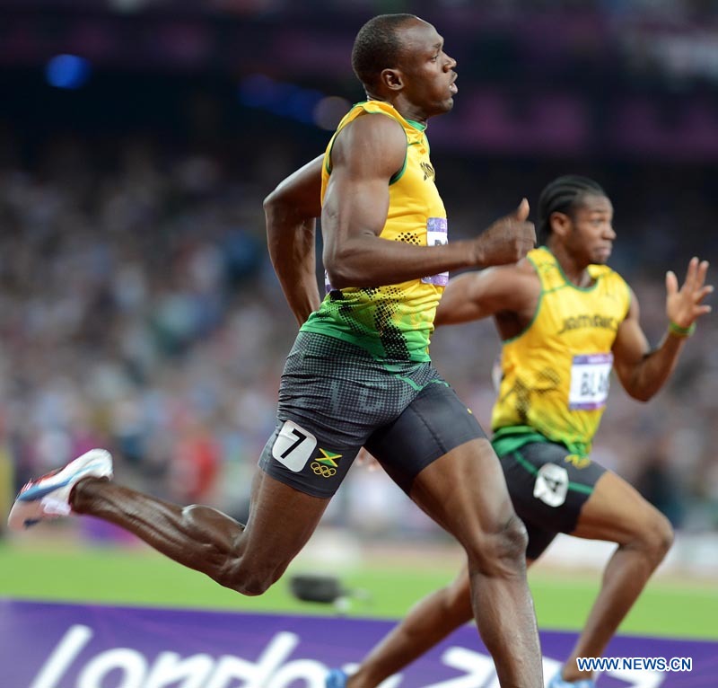 Ямайский легкоатлет Усэйн Болт завоевал 'золото' Олимпиады в Лондоне в беге на 200 м с результатом 19,32 сек.