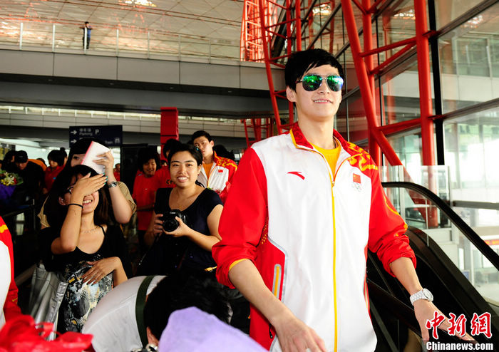 Чемпион Олимпиады-2012 – Cунь Ян вернулся на родину, окруженный фанатами в аэрпорте