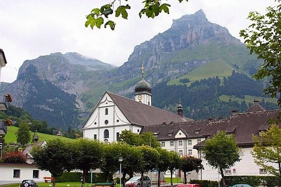 Красивые облик в деревне в Швейцарии