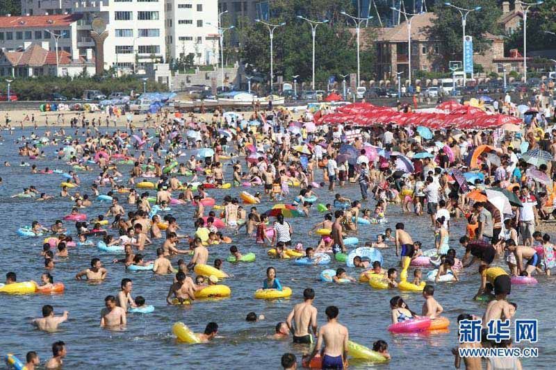 Пляжи Циндао переполнены туристами