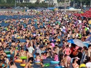 Пляжи Циндао переполнены туристами