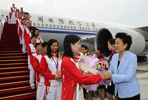 14 августа в Пекин вернулась китайская спортивная делегация после завершения 30-х летних Олимпийских игр-2012 в Лондоне, член Политбюро ЦК КПК, член Госсовета КНР Лю Яньдун прибыла в аэропорт 'Шоуду' для встречи китайских спортсменов.