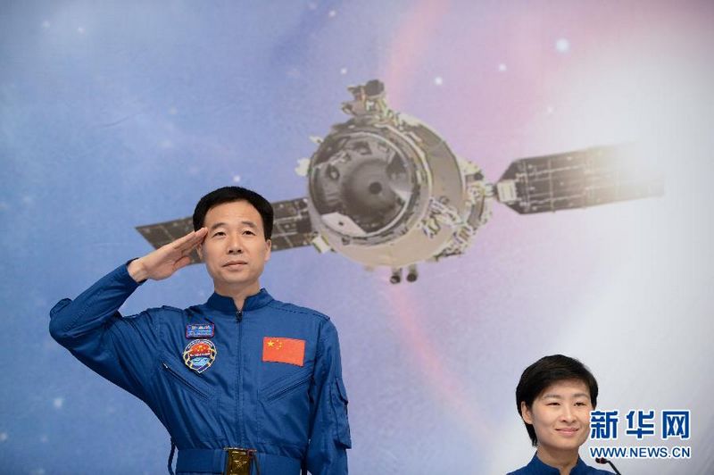 В Аомэне состоялось собрание по случаю успешного осуществления стыковки космического корабля 'Шэньчжоу-9' с лабораторным модулем 'Тяньгун-1'5