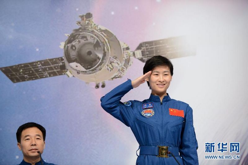 В Аомэне состоялось собрание по случаю успешного осуществления стыковки космического корабля 'Шэньчжоу-9' с лабораторным модулем 'Тяньгун-1'9