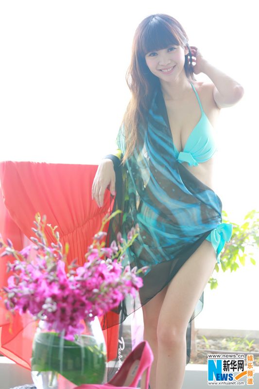 Фото: Красавица Лю Янь в бикини 2