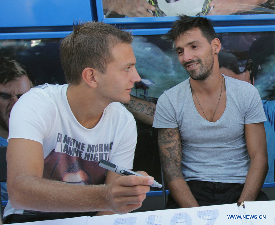 В среду в Санкт-Петербурге состоялась автограф-сессия с игроками 'Зенита'. 