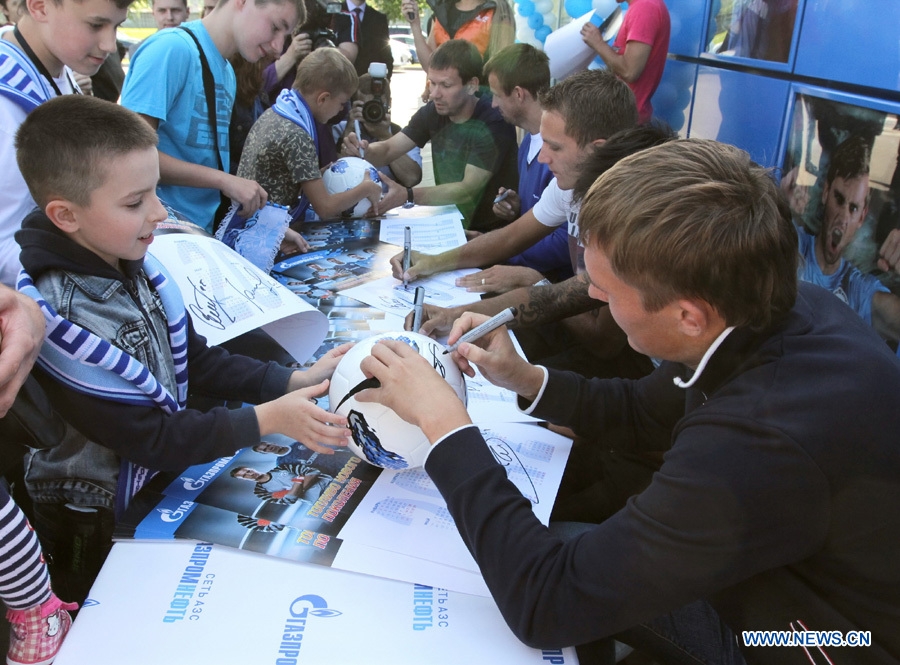 В среду в Санкт-Петербурге состоялась автограф-сессия с игроками 'Зенита'. 