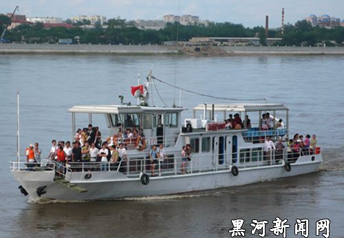 Путешествие по китайско-российской пограничной реке Амур в городе Хэйхэ становится все более популярным