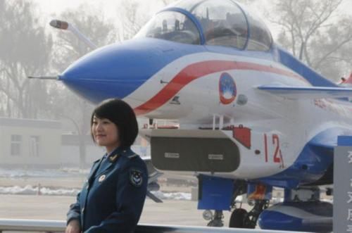 Первый рейс женщин-пилотов на истребителях «Цзянь-10»