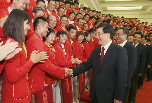17 августа Генеральный секретарь ЦК КПК, председатель КНР, председатель Центрального военного совета КНР Ху Цзиньтао в Доме народных собраний в сердечной обстановке встретился с китайской спортивной делегацией на Играх 30-й Олимпиады в полном составе.