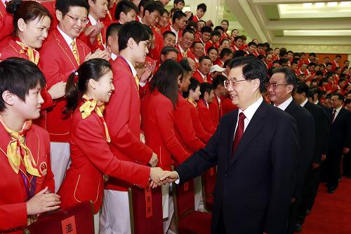 17 августа Генеральный секретарь ЦК КПК, председатель КНР, председатель Центрального военного совета КНР Ху Цзиньтао в Доме народных собраний в сердечной обстановке встретился с китайской спортивной делегацией на Играх 30-й Олимпиады в полном составе.