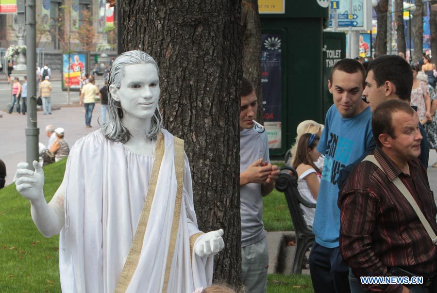 19 августа на улице Крещатик в центре Киева ежедневно с 12 и до 21 часа стоят 'живые скульптуры', вызывающие у прохожих неподдельный интерес. 