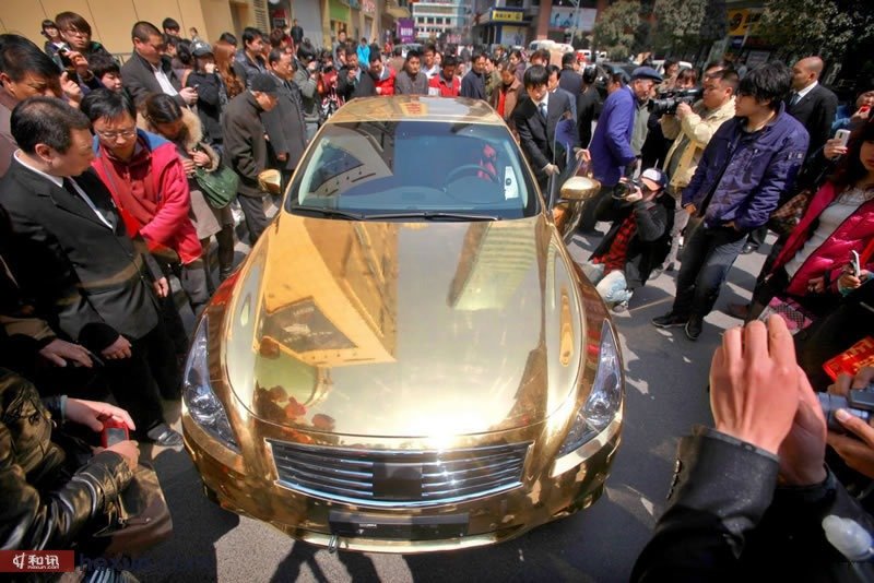 Смешные снимки о шокирующих золотистых легких автомобилях