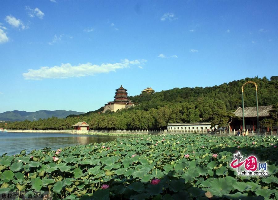 Очаровательные пейзажи императорского парка «Ихэюань» в начале осени