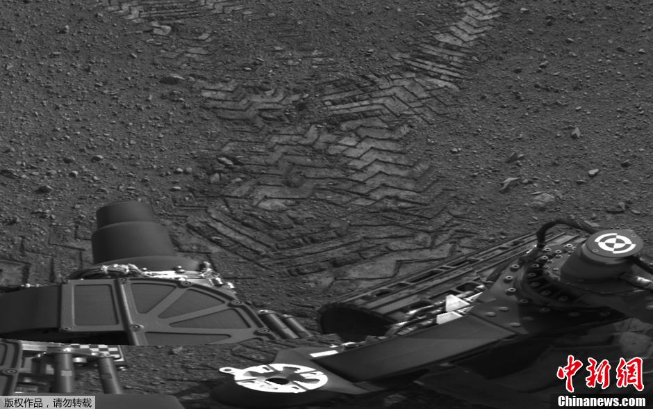 Марсоход Curiosity в среду успешно прошел свой первый тест-драйв, проехав несколько метров и развернувшись на поверхности Марса