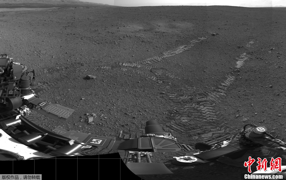 Марсоход Curiosity в среду успешно прошел свой первый тест-драйв, проехав несколько метров и развернувшись на поверхности Марса