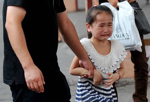 На фото: на вокзале Ханчжоу 10-летняя девочка Чжан Ин из провинции Аньхой плачет после прощания со своим братом, который вернулся домой. 
