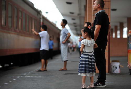 На фото: на вокзале Ханчжоу 10-летняя девочка Чжан Ин из провинции Аньхой (вторая справа) и отец на платформе эмоционально прощаются с братом.