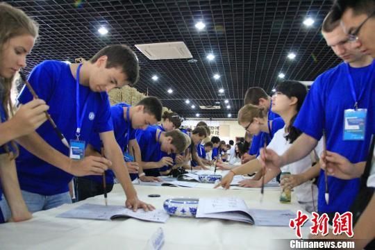 Каллиграфическое испытание у российских студентов в городе Сиань 