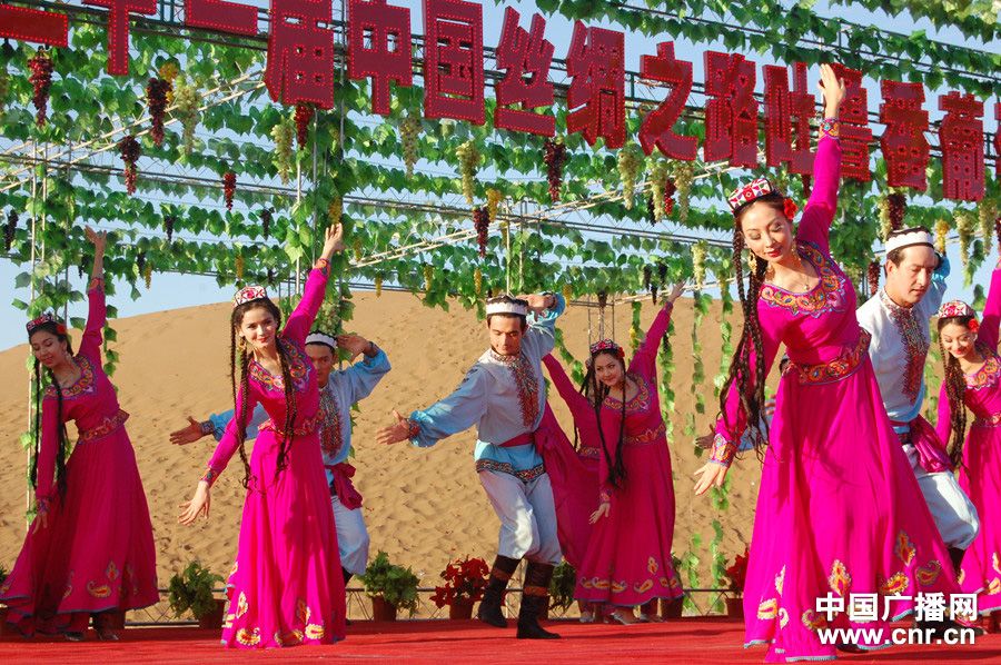 Открытие в Синьцзяне 21-го Турфанского виноградного фестиваля 'Шелковый путь' 