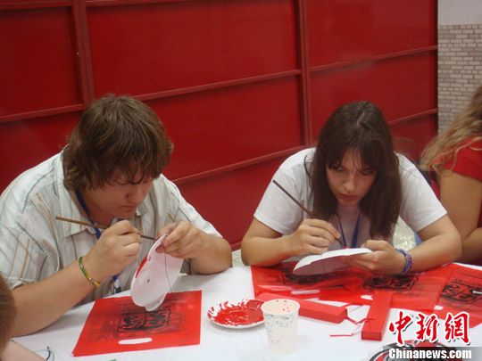 Студенты МГУ изучают рисовать образцы грима Пекинской оперы 