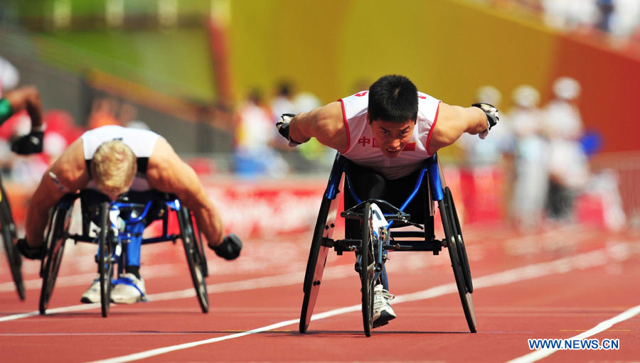Спортсмен-колясочник Чжан Лисинь выбран в качестве знаменосца китайской сборной на открытии Паралимпийских игр 2012.