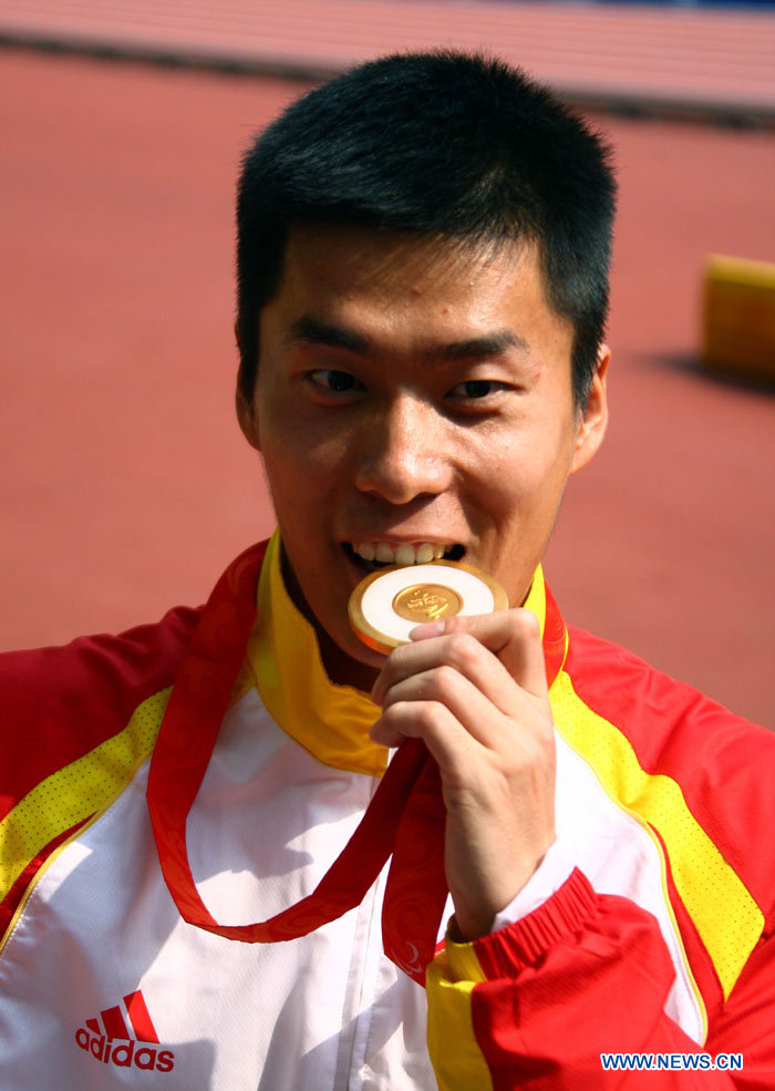 Спортсмен-колясочник Чжан Лисинь выбран в качестве знаменосца китайской сборной на открытии Паралимпийских игр 2012.