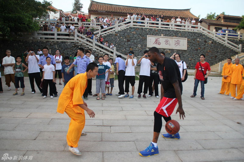Бывший игрок Miami Heat, а теперь форвард команды Philadelphia 76ers, Дорелл Райт недавно сразился в одиночном поединке по басектболу с китайским военным монахом на боевой площадке южной части Шаолиньского монастыря.