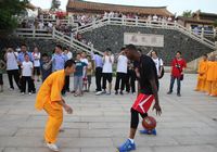 Звезда NBA сразился в поединке по баскетболу с шаолиньским монахом