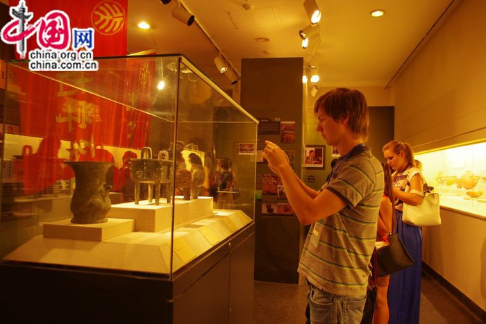 150 студентов МГУ посетили Музей искусства и археологии в Пекине