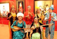 Выставка Синьцзянской народной одежды и музыкальных инструментов прошла в Сянгане 