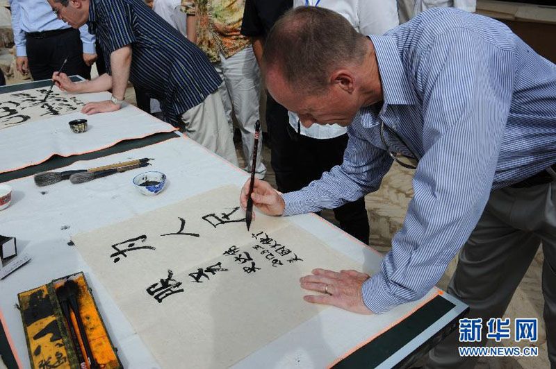 Дипломатические представители из 25 стран испытали синьцзянскую культуру