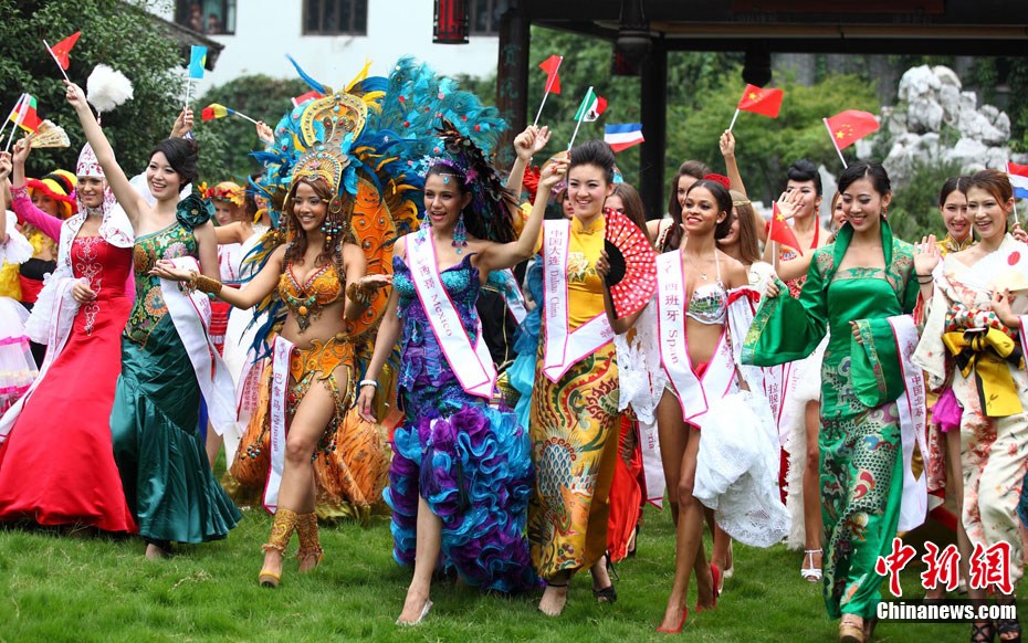 Участницы конкурса красоты «Мисс Туризм мира» в традиционных нарядах 1