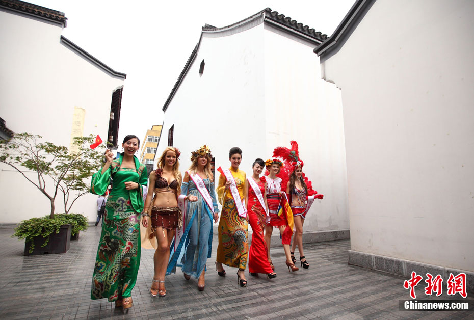Участницы конкурса красоты «Мисс Туризм мира» в традиционных нарядах 4
