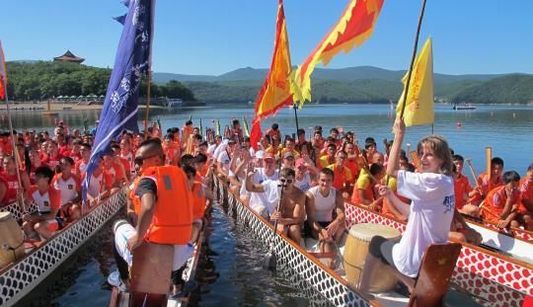 Проведена Первая китайско-российская дружеская гонка драконовых лодок на озере Цзинбоху в рамках Года российского туризма в Китае