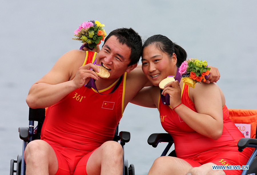 Китайские участники Фэй Тяньмин /справа/ и Лоу Сяосянь /слева/ 2 сентября в финале соревнований Паралимпиады в Лондоне по гребле среди смешанных пар. 