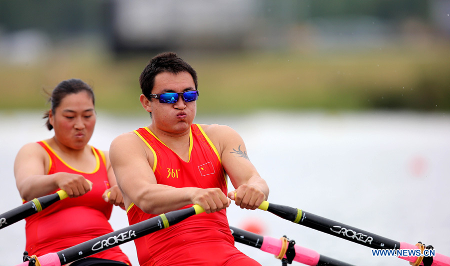  В финале соревнований китайские участники Фэй Тяньмин и Лоу Сяосянь стали паралимпийскими чемпионами, пройдя дистанцию за 3 минуты 57,63 секунды.
