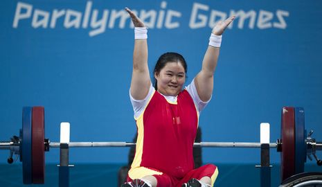 /Паралимпиада-2012/ Китайская участница Ян Янь стала в категории до 60 килограммов серебряной призеркой по тяжелой атлетике