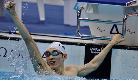 /Паралимпиада-2012/ Китаец Ян Боцзунь стал чемпионом в плавании на 100 м брассом в классе SB11 среди мужчин