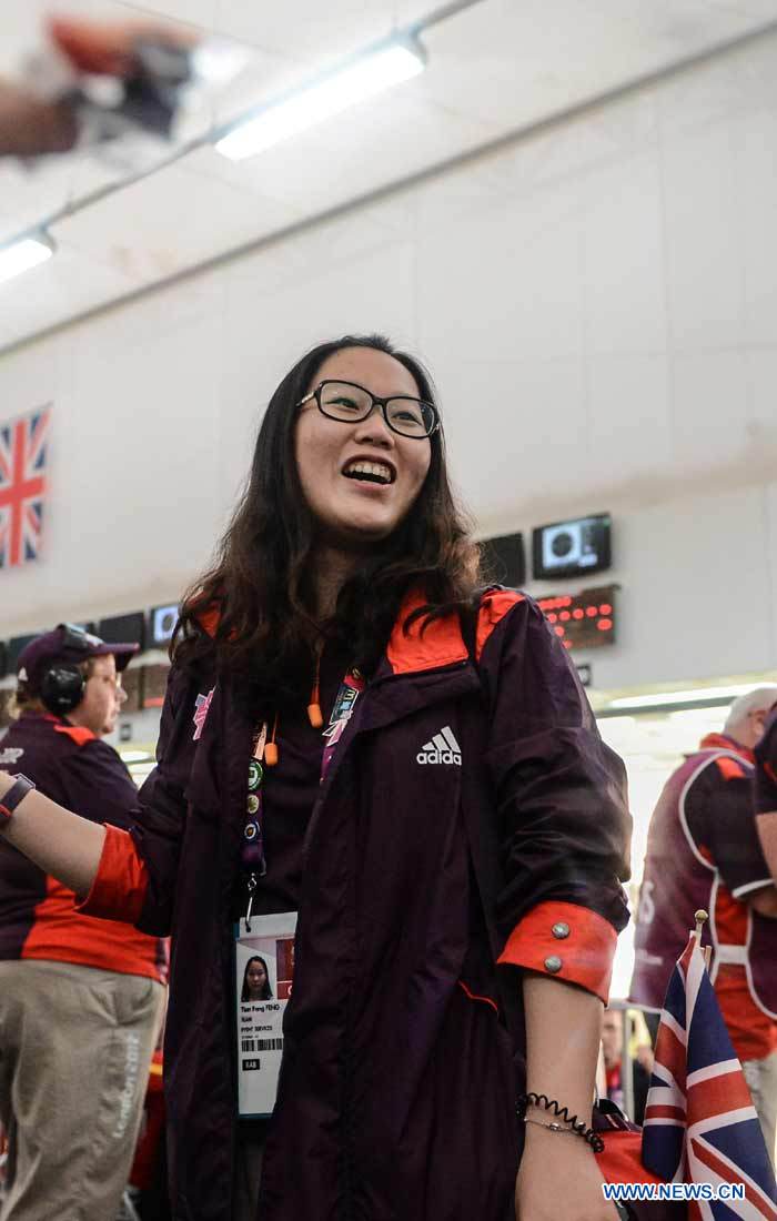 Паралимпийский волонтер 21-летняя Фэн Тяньфан приехала из города Шэньчжэнь, а 22-летний Чжао Чжао приехал из города Фошань провинции Гуандун /Южный Китай/.