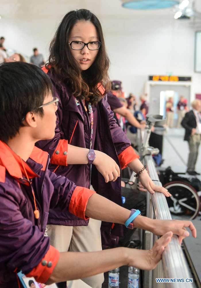 Паралимпийский волонтер 21-летняя Фэн Тяньфан приехала из города Шэньчжэнь, а 22-летний Чжао Чжао приехал из города Фошань провинции Гуандун /Южный Китай/.